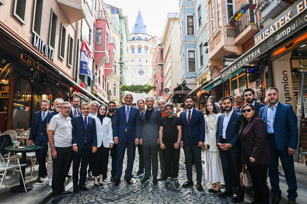 BAKAN ERSOY BEYOĞLU’NDA ESNAF VE VATANDAŞLARLA BULUŞTU, GENÇLERLE BİR ARAYA GELDİ