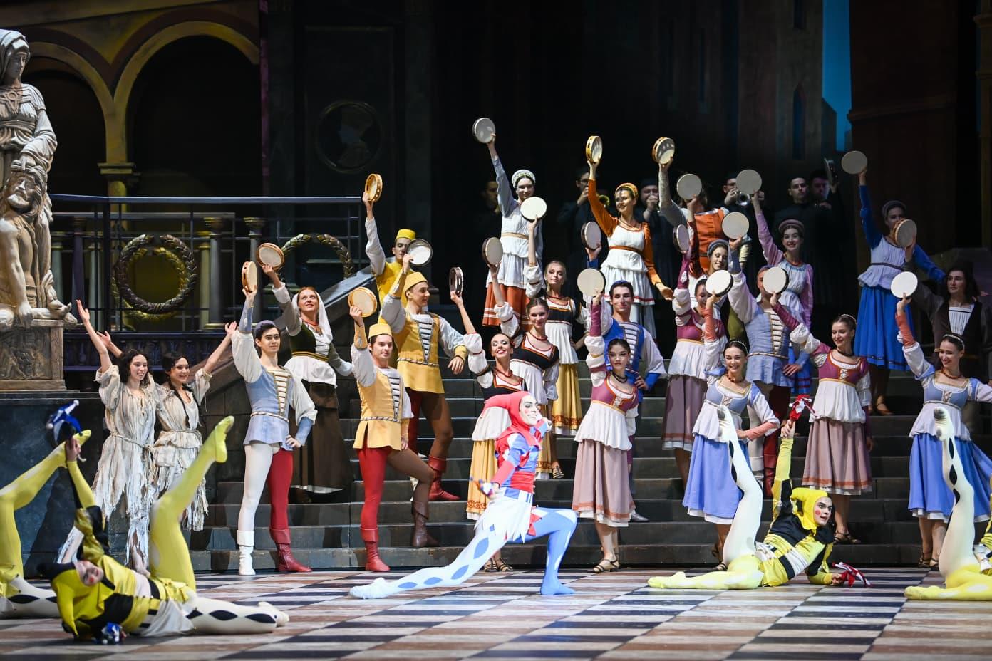 BAKAN ERSOY BOLŞOY TİYATROSU’NUN ROMEO VE JULIET GÖSTERİMİNİ İZLEDİ