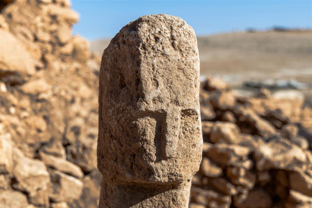 BAKAN ERSOY DUYURDU! KAHANTEPE&#39;DE İNSAN YÜZLÜ T BİÇİMLİ DİKİLİTAŞ BULUNDU